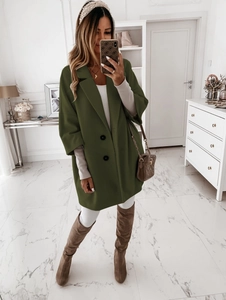 Gros plan détaillé du manteau en laine olive à double boutonnage avec des poches