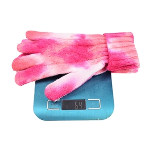 Detail der Strickhandschuhe mit 64g Gewicht auf Digitalwaage mit Batik-Muster