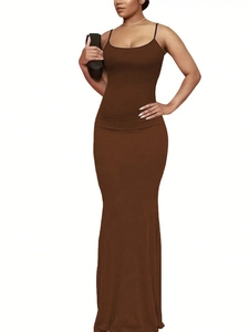 Vestido largo ajustado de color marrón oscuro con tirantes para mujer elegante