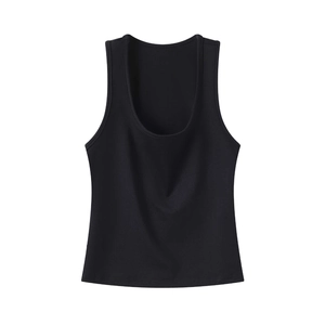 Détail du débardeur court de sport noir avec encolure carrée et texture en maille élastique