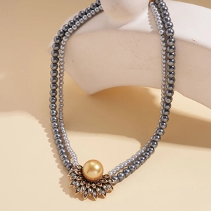 Elegante collana di perle grigie a doppio strato con ciondolo a fiore dorato vintage