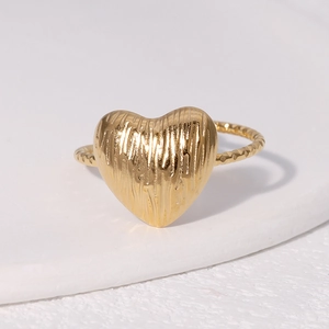 Bague cœur minimaliste en acier inoxydable plaqué or 18k avec texture et anneau torsadé