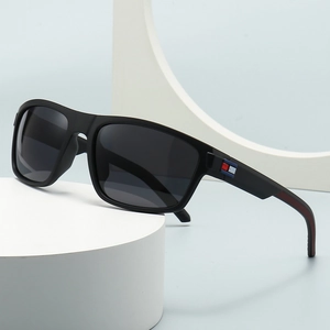 Lunettes de soleil carrées noir mat pour hommes avec détail tricolore sur fond bleu