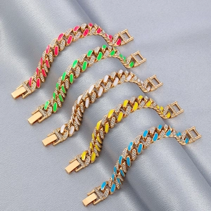 Dettaglio di braccialetti cubani hip hop con smalto colorato e strass scintillanti
