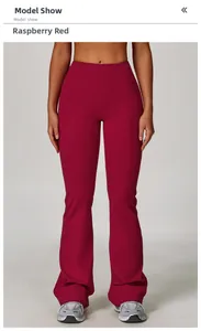 Vue de face d'un pantalon de yoga évasé rouge framboise à taille haute et coupe ajustée