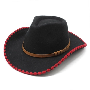 Chapeau de cowboy en feutre noir avec bordure rouge cousue et ruban en daim marron