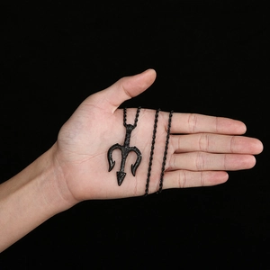 Gros plan d'un collier pendentif trident en acier inoxydable noir avec chaîne torsadée