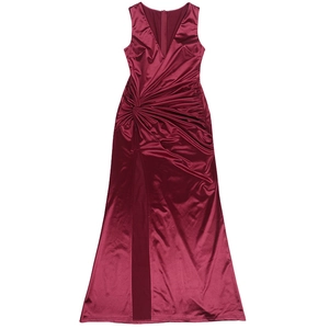Détail d'une robe en satin bordeaux avec col en V profond et torsade élégante à la taille