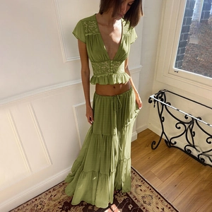 Détail de l'ensemble vert en dentelle et mousseline avec haut col V et jupe longue
