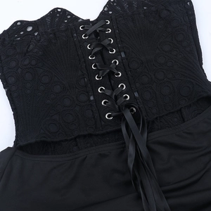Detail van een zwarte kanten corsetjurk met satijnen vetersluiting en oogjes