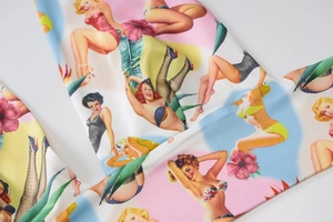 Detaillierte Makroansicht des Retro-Pin-up-Drucks auf weichem Halterneck-Top-Stoff