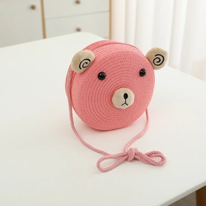 Détail du sac bandoulière en paille rose avec oreilles d'ours pour petites filles