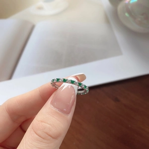 S925 sterling silver ring with emerald green and white zircons worn on finger