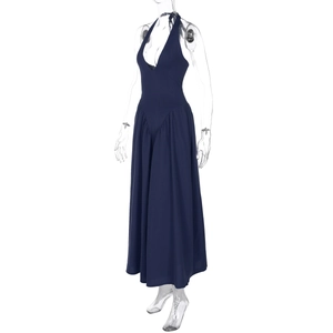Makro-Detail des eleganten tiefen V-Ausschnitts und der Nackenbindung bei diesem Kleid