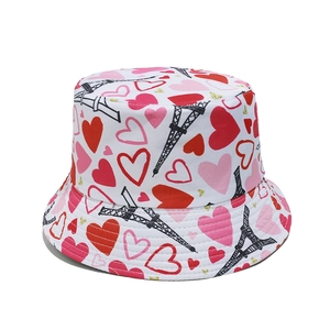 Détail du chapeau bob blanc avec motifs de cœurs rouges et imprimé Tour Eiffel romantique