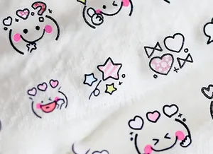 Vue macro de stickers d'ongles 5D ultra-fins avec motifs mignons de cœurs et cartoons