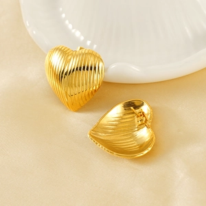Boucles d'oreilles cœur dorées 18 carats avec texture rayée verticale et fermoirs papillon