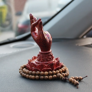 Decoración para salpicadero de coche con mano de Buda sobre loto y cuentas de madera