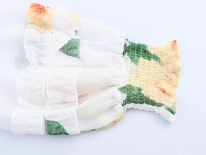 Vue détaillée des poignets élastiques avec imprimés floraux sur blouse en mousseline