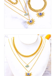 Détails de l'ensemble collier et bracelet œil porte-bonheur doré sur marbre et socle