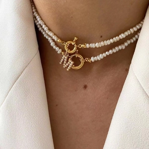 Collier de perles d'eau douce irrégulières avec fermoir OT doré et pendentif lettre M