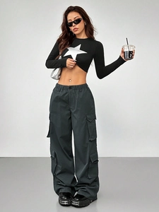 Streetwear σετ με μαύρο crop top με αστέρι και γκρι παντελόνι cargo με φαρδύ μπατζάκι