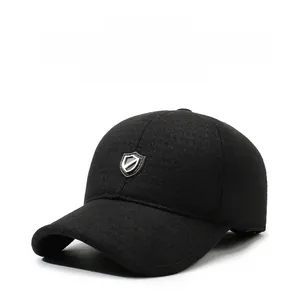 Détail d'une casquette de baseball noire avec texture en laine et insigne décoratif