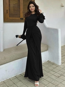 Robe longue noire élégante à manches longues avec taille drapée et poignets évasés