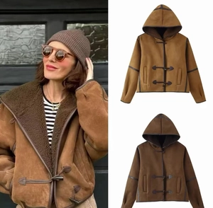 Dettaglio giacca da donna con cappuccio in camoscio e chiusura con alamari in pile