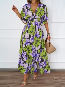 Detailansicht des tiefen V-Ausschnitts an einem lila Maxikleid mit Blumenmuster