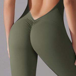 Gros plan sur la combinaison de yoga vert olive avec effet push-up et dos en V profond