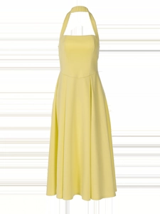 Dettaglio di un abito midi giallo con scollo all'americana e maglia stretta elegante