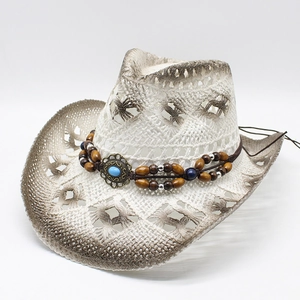 Dettaglio cappello cowboy in paglia traforata con perline turchesi e tesa sfumata