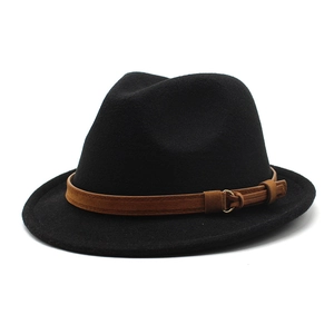 Sombrero Fedora clásico de lana negra con banda de cuero marrón y hebilla en vista lateral