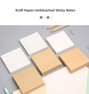 Detail van kraftpapier plaknotities met ruitjes, lijntjes en blanco pagina's bureau