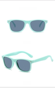 Vues frontale et latérale de lunettes de soleil enfant vert menthe avec rivets