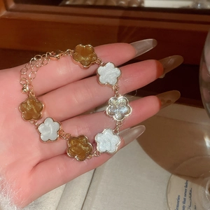 Détail de ce bracelet fleur vintage français avec chaîne dorée et pétales en résine