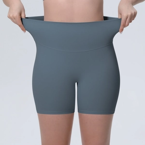 Vue macro du short de yoga taille haute montrant le tissu ultra-extensible et élastique