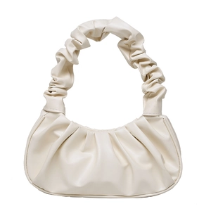 Bolso nube minimalista en blanco crema con diseño plisado suave y asa circular fija