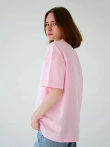 Πλαϊνή όψη ροζ βαμβακερού T-shirt σε oversized γραμμή που δείχνει τη σιλουέτα του μανικιού