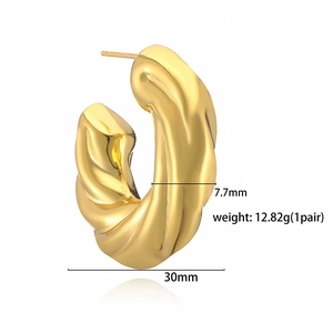 Detailed view of 30mm gold twisted C-shape hoop earrings with measurements and weight