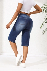 Détails du short en jean taille haute montrant la coupe extensible et les poches