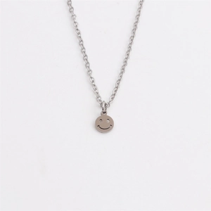 Collana con pendente smiley in acciaio inossidabile lucido e catena a maglie argentata