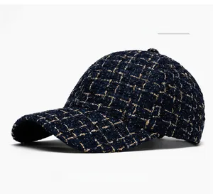 Détail de la casquette de baseball en tweed bleu marine avec texture en fil doré