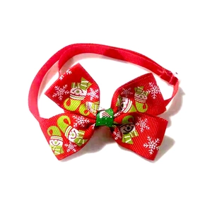 Détail du nœud papillon de Noël rouge pour animaux avec motifs flocons et bande élastique