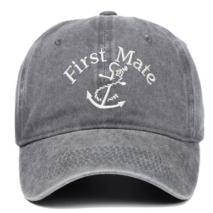 Détail de la broderie ancre First Mate sur casquette de baseball en coton délavé gris foncé