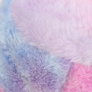 Dettaglio ravvicinato della morbida pelliccia sintetica tie-dye rosa e viola del cappello