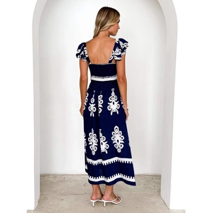 Robe longue dos nu bleu marine avec broderie florale blanche et manches à volants