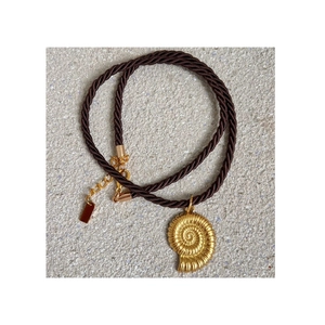 Collana bohémien con ciondolo a conchiglia dorata e cordino intrecciato su pietra