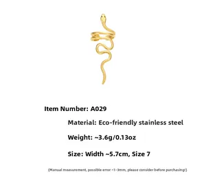 Dettagli di un anello a serpente dorato in acciaio inossidabile con texture a squame